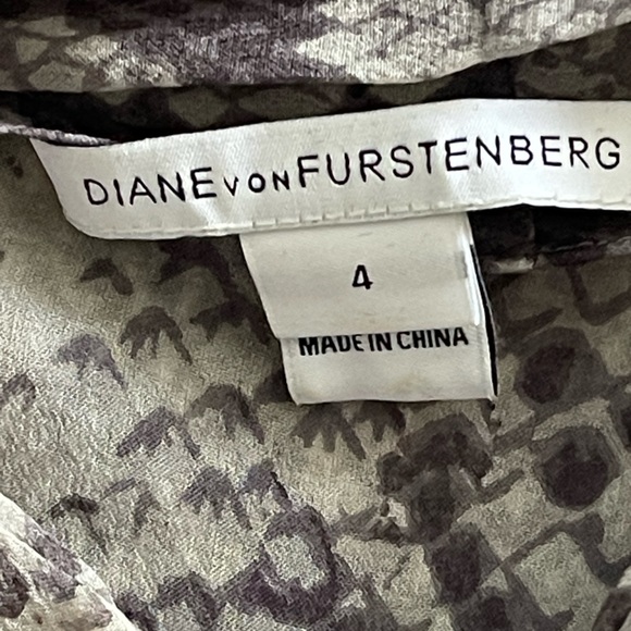 DVF silk tie neck/ bow python dress. Size 4 - Picture 4 of 4